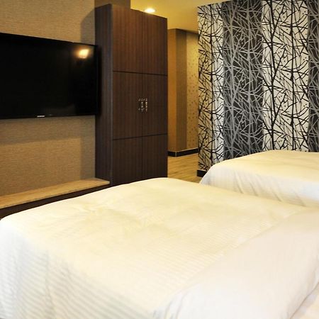 Maple Hotel Tainan Esterno foto