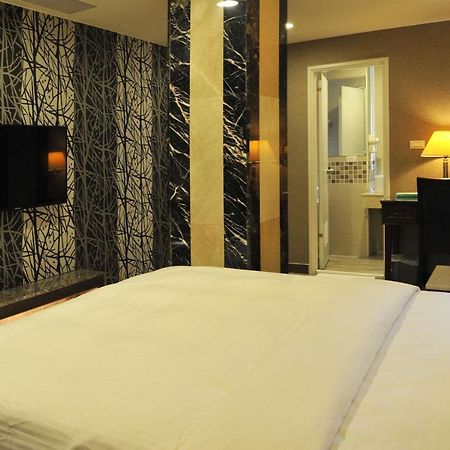 Maple Hotel Tainan Esterno foto