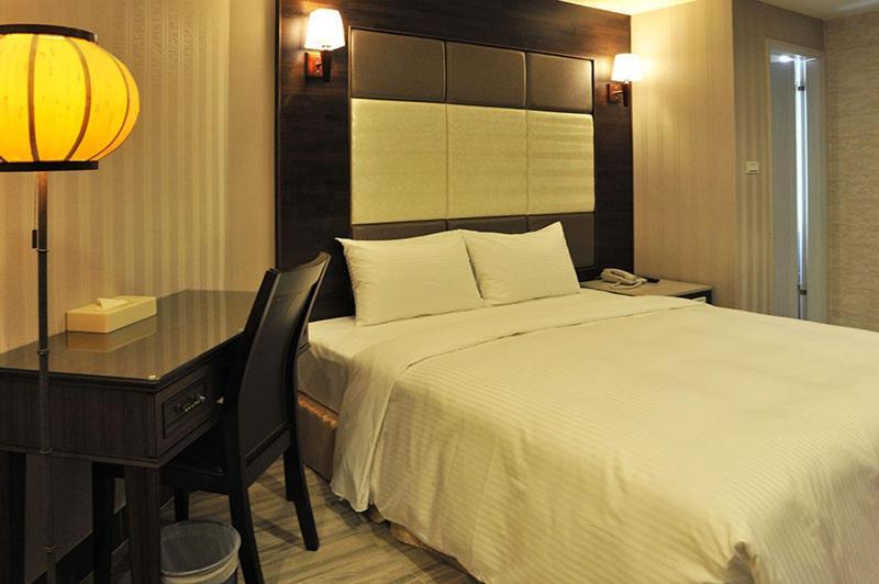 Maple Hotel Tainan Esterno foto