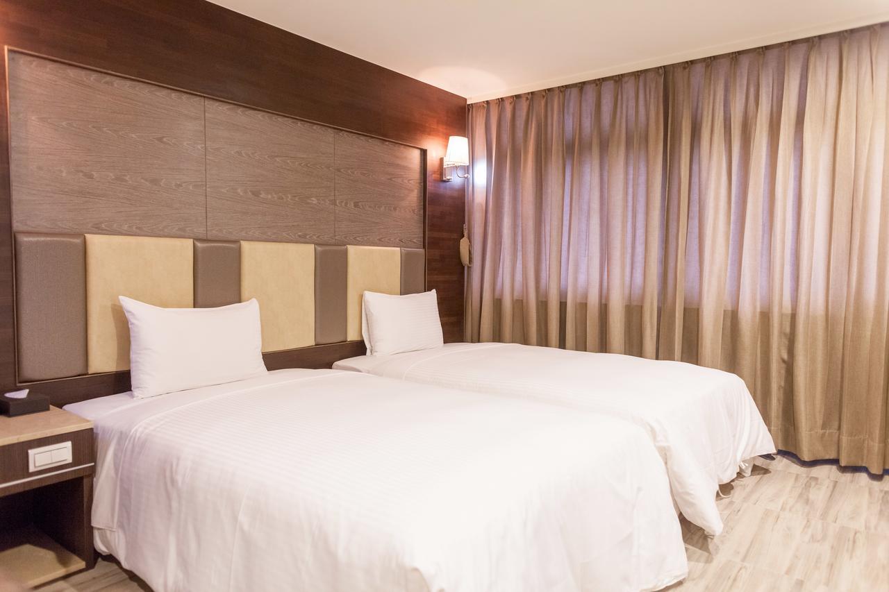 Maple Hotel Tainan Esterno foto