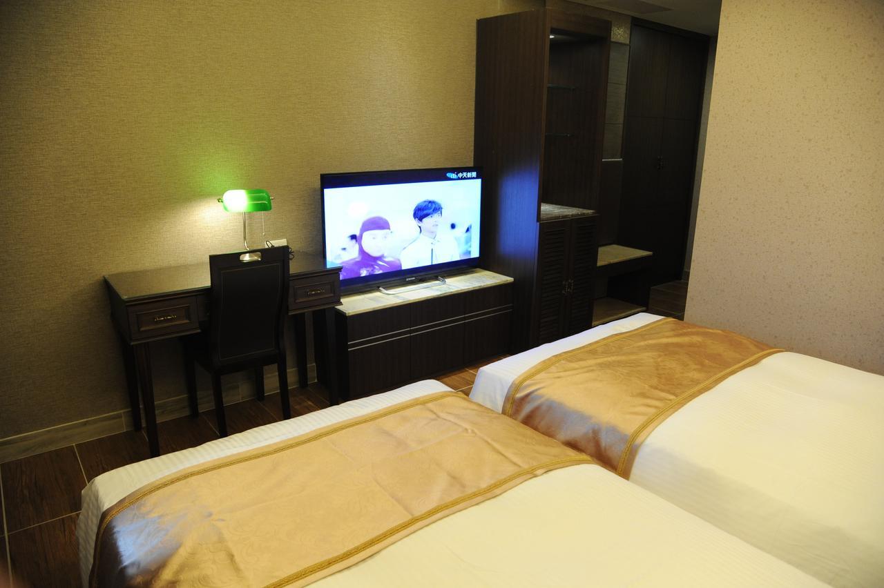Maple Hotel Tainan Esterno foto