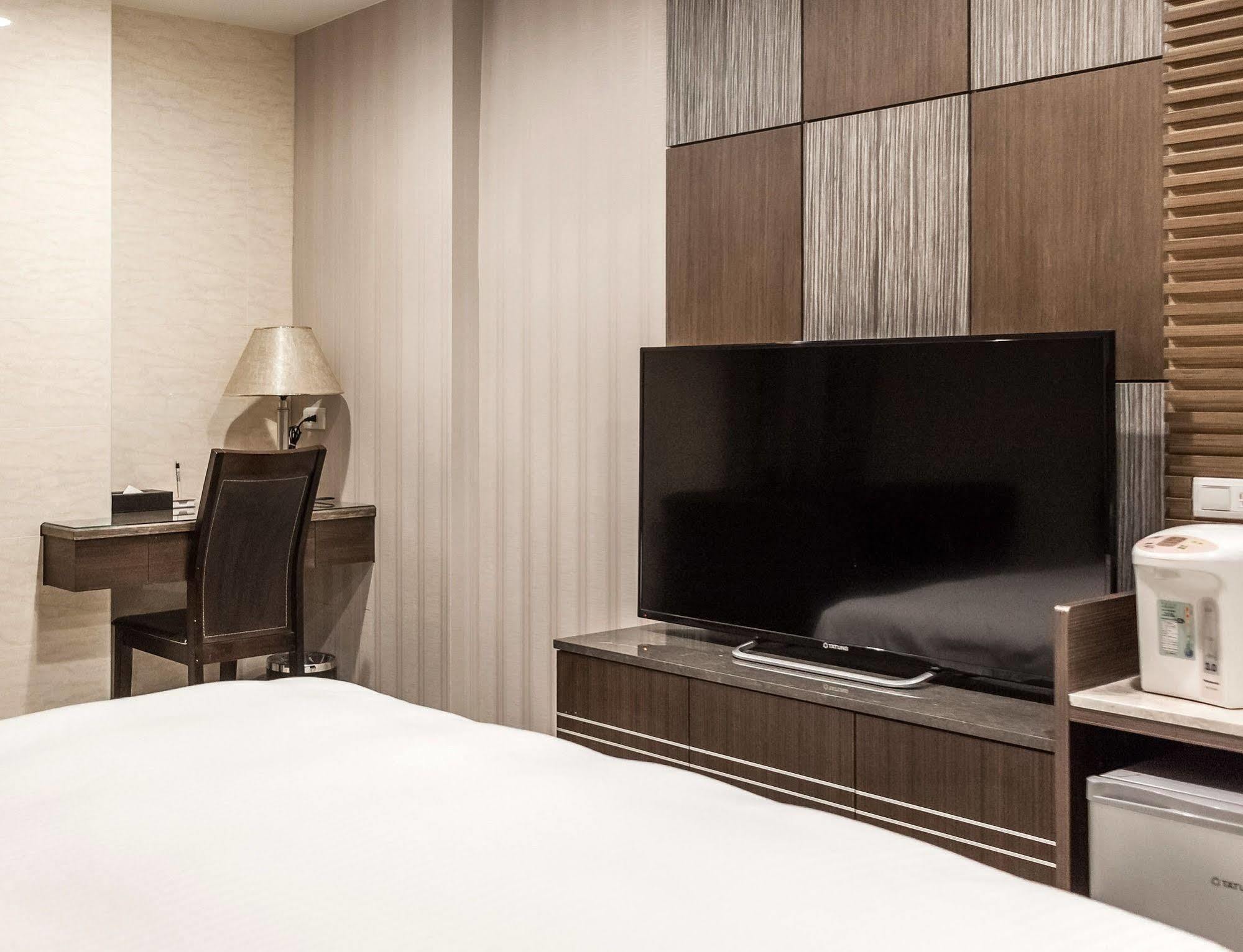 Maple Hotel Tainan Esterno foto