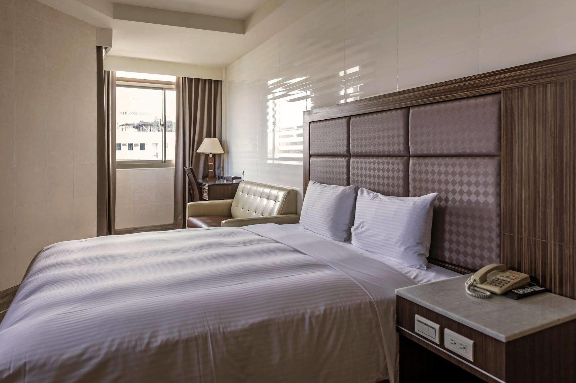 Maple Hotel Tainan Esterno foto