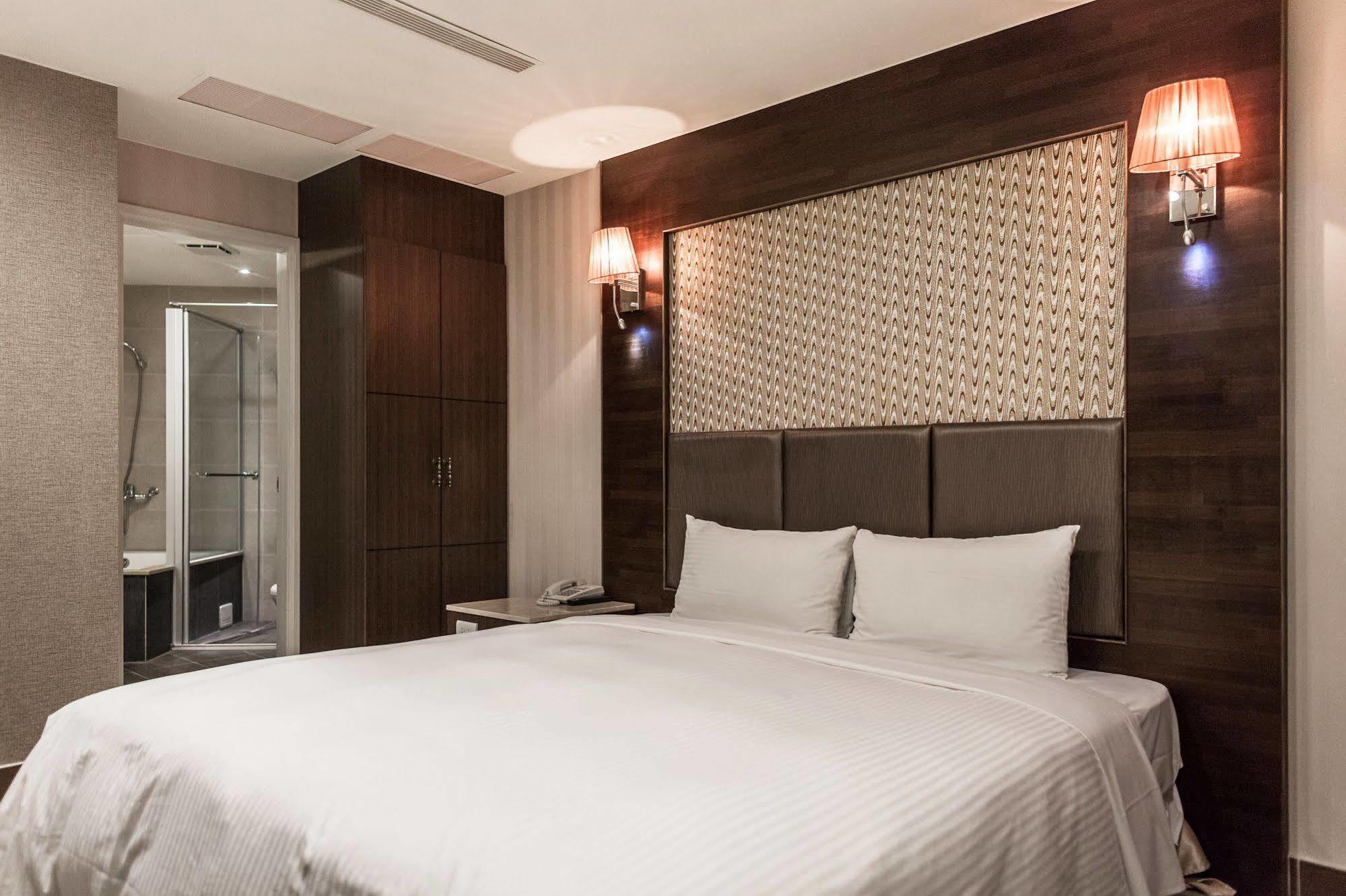Maple Hotel Tainan Esterno foto