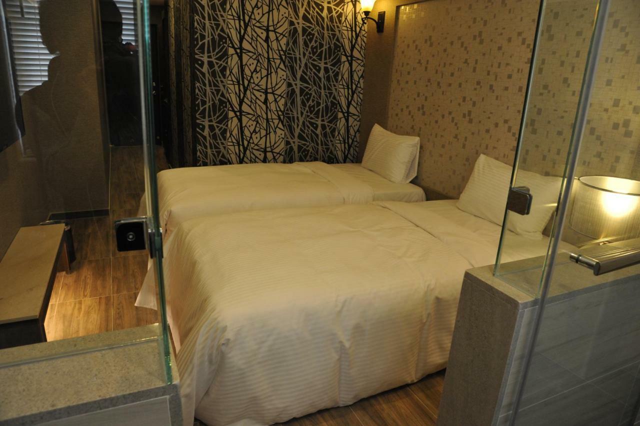 Maple Hotel Tainan Esterno foto
