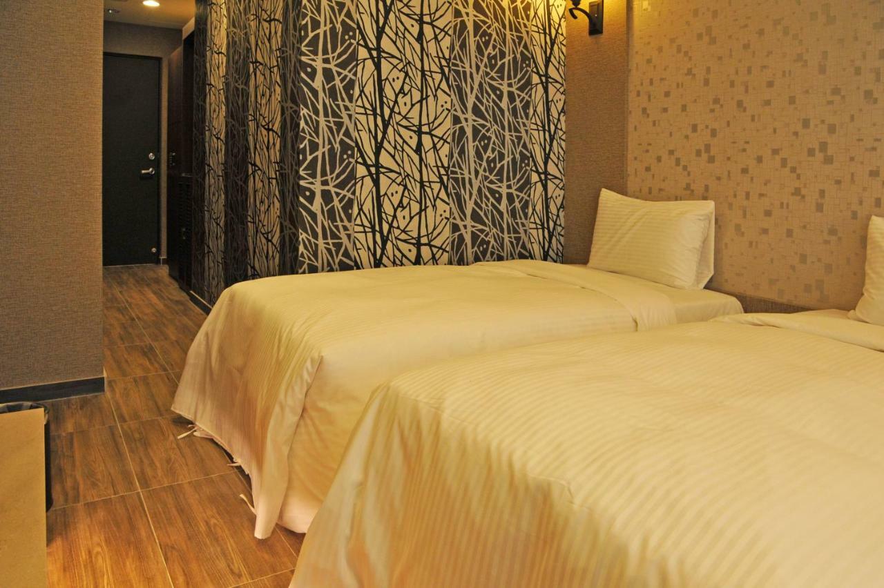 Maple Hotel Tainan Esterno foto